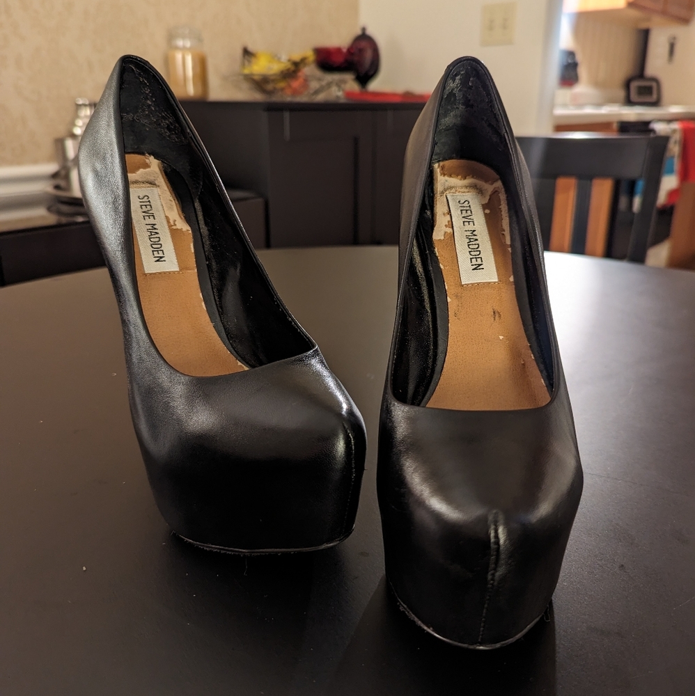 Steve Madden Deja Vu Dejavu platform high heels pumps. 6" Black. Size 8